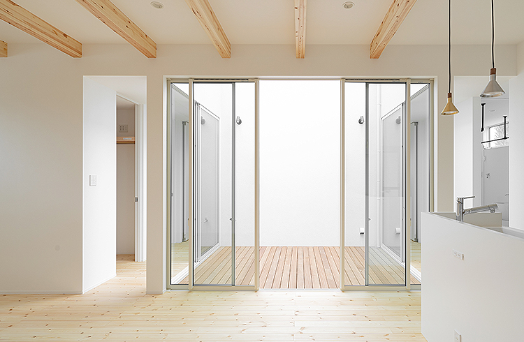 快適な光を室内へ誘い入れる白い壁。