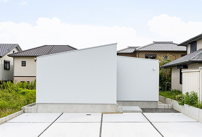 南北に2つの中庭がある開放的な平屋