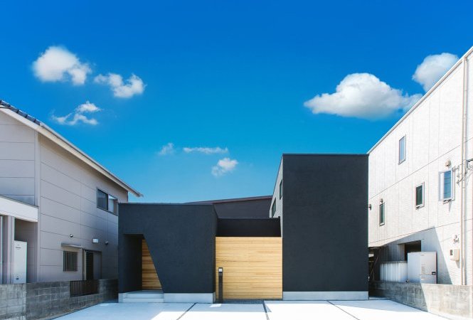 クールな印象の黒ガルバの住まい