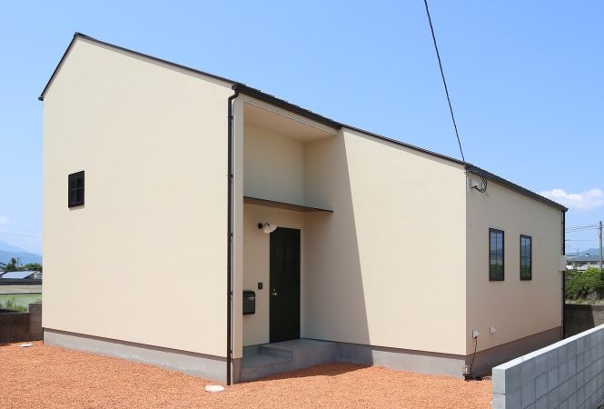 斜めの屋根が印象的なオシャレな家