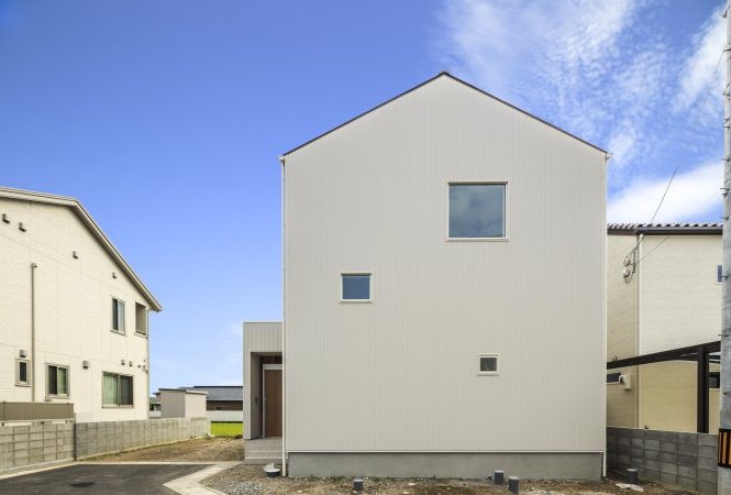 自然素材のぬくもりが広がる白ベースの二階建て住宅