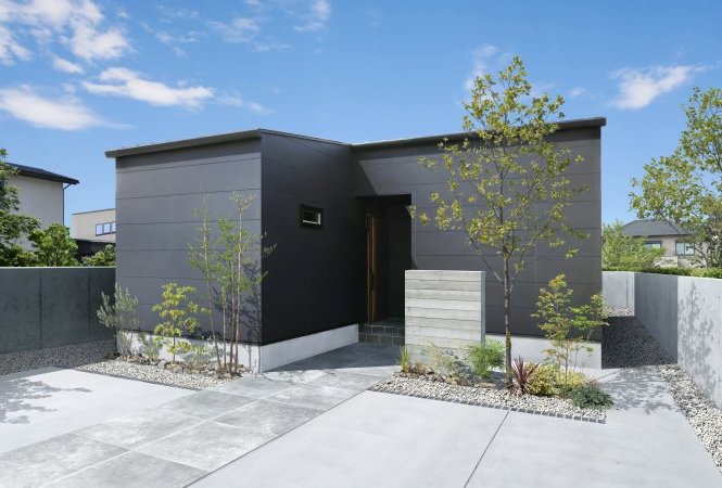 圧倒的な存在感を放つ、シンプルモダンな平屋