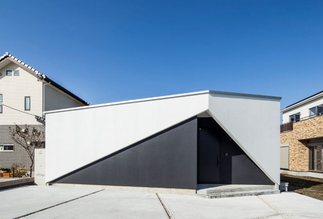 「陰影」を纏う、美しさを研ぎ澄ました外観