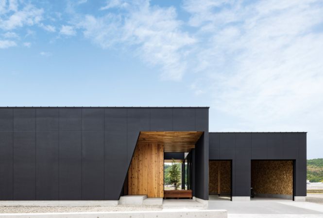 風景と響き合う、黒と木のハーモニー