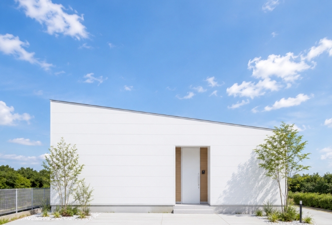 空とつながる、中庭のある平屋