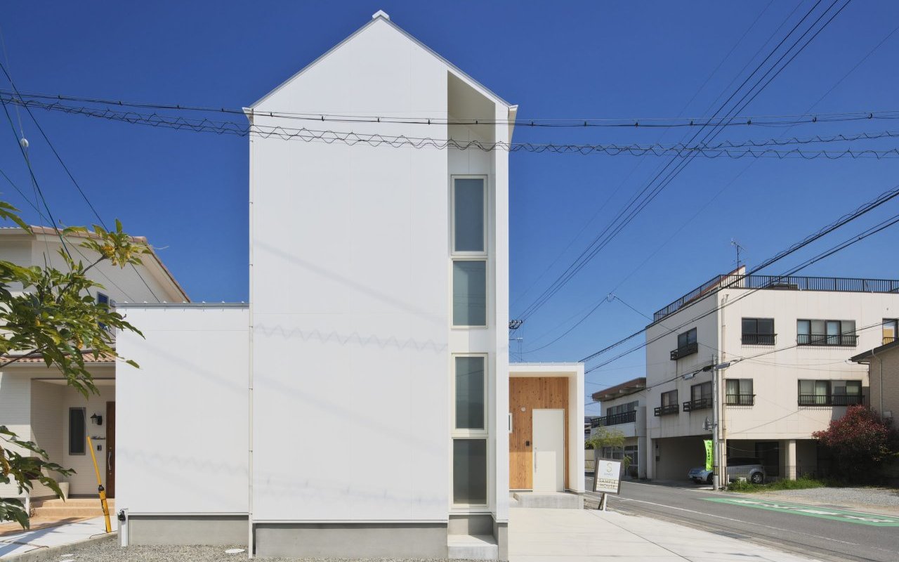 白の輪郭、都市に映える