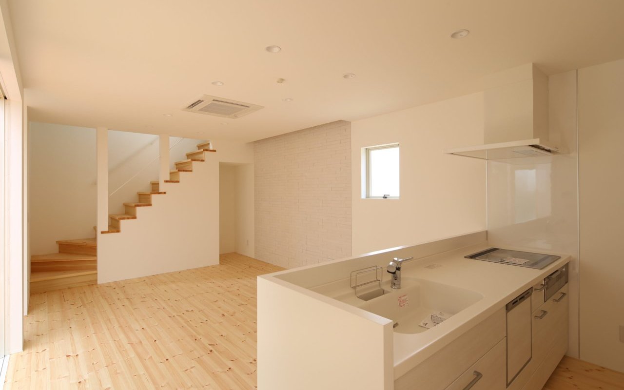 光と静けさをまとう、白の住まい