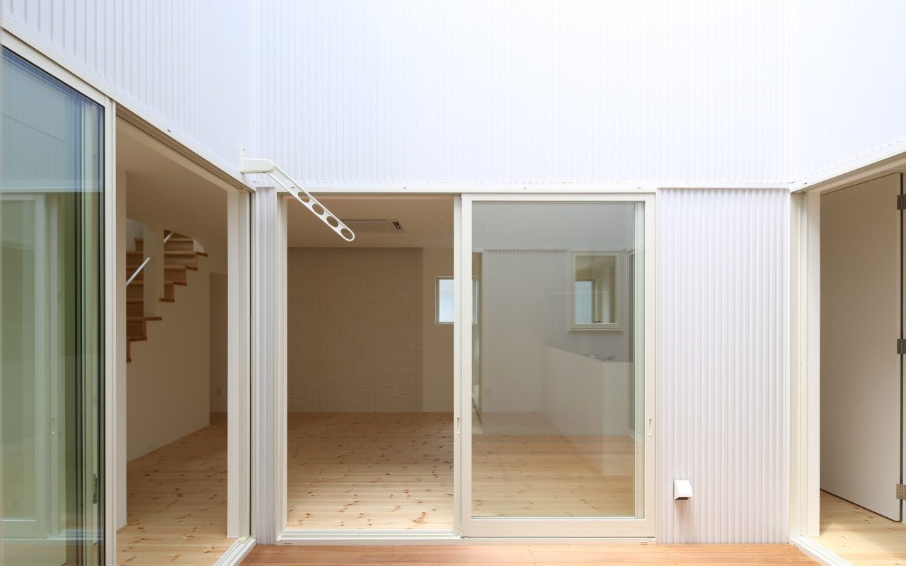 光と静けさをまとう、白の住まい