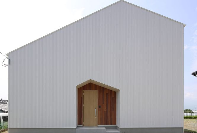 光と静けさをまとう、白の住まい