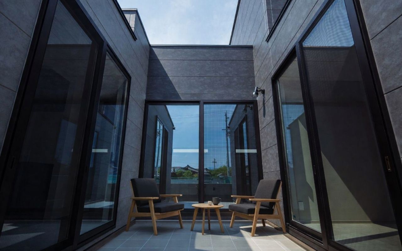 光が巡る住まいの外観と空間設計