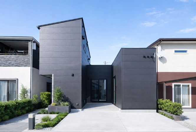 彫刻的なフォルムに包まれた、静寂を愉しむ住まい