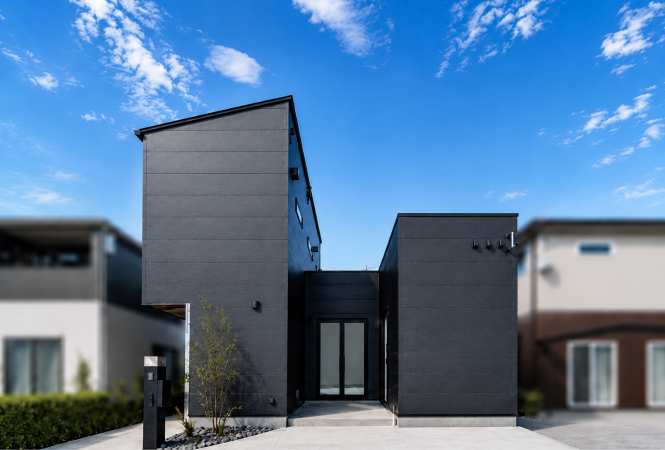 彫刻的なフォルムに包まれた、静寂を愉しむ住まい